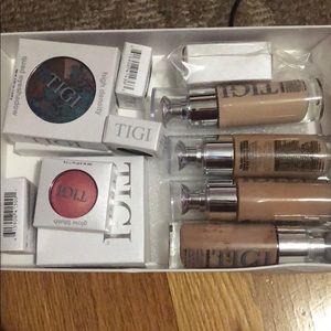 TIGI makeup set